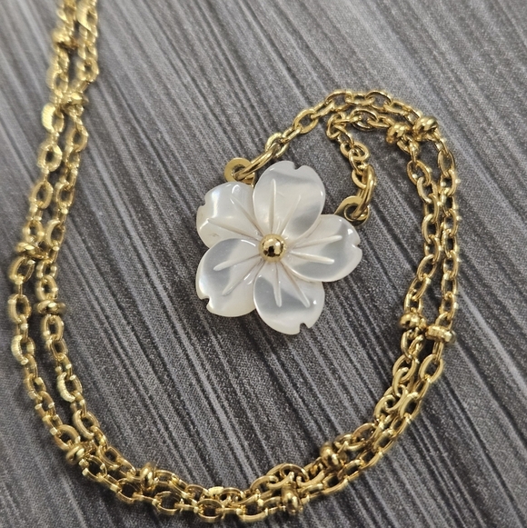 NEW Mother Of Pearl Dainty Carved Hibiscus Flower Pendant - Picture 4 of 9